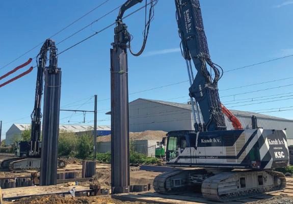 Installation by vibratory hammers with double clamping systems mounted on hydraulic rigs 